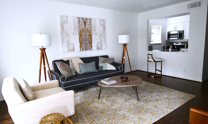Oak Lawn Apartment | Mid Century - King Bed - Parking - HP/Design Dist/Katy Trail/Uptown
