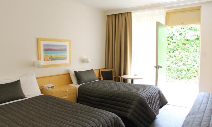 Queanbeyan Hotel | Mid City Motor Inn Queanbeyan