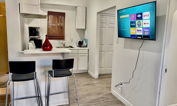 Mid City Apartment | Mid City Private Renovated Garage Apartment. No shared walls!