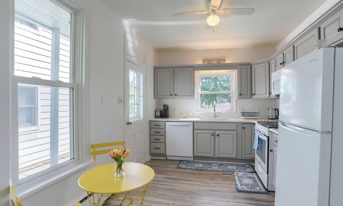 Hummelstown House | Mid Term rental : Cozy Queen Bedroom