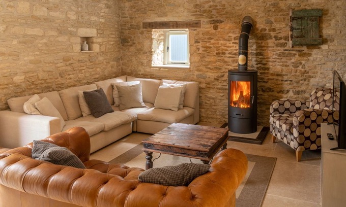 Dyrham Cottage | Middle Barn - sleeps 6 guests in 3 bedrooms
