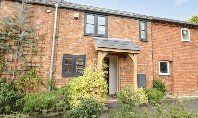 Southam Cottage | MIDDLE COTTAGE, pet friendly, with a garden in Priors Marston