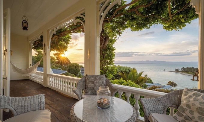 Britannia Heights Apartment | 'Middle Earth - Te Whare Rangi' - Private Room in Nelson Waterfront