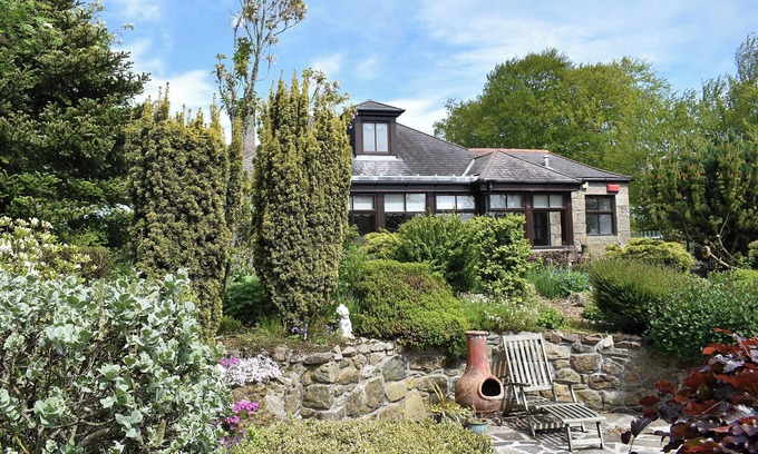 Maud Cottage | Middle Lodge enjoys a rural, south facing setting and is a gardener’s delight.