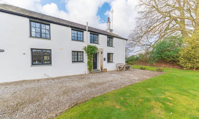 Penny Bridge Cottage | Middlefield Cottage, rural location close to lake