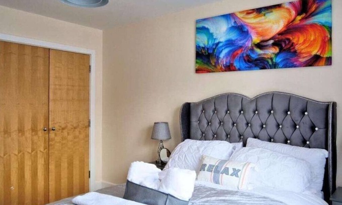 Bletchley Apartment | Mideyah Stays - Comfy 2 Bed