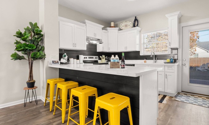 Lake Charles House | Midnight Moon Townhome - Near Casinos & Golf - Sleeps 8