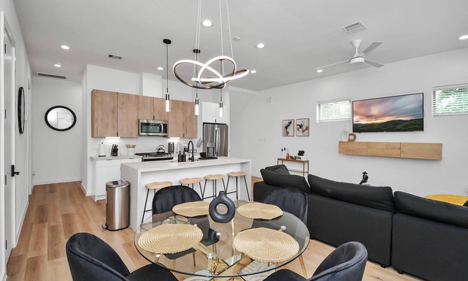 OST - South Union House | Midnight Reverie: Luxury Townhouse-Med Center DWTN
