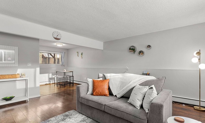 Turnagain House | *Midnight Sun Suite*5 mins to Airport *Fast Wifi*