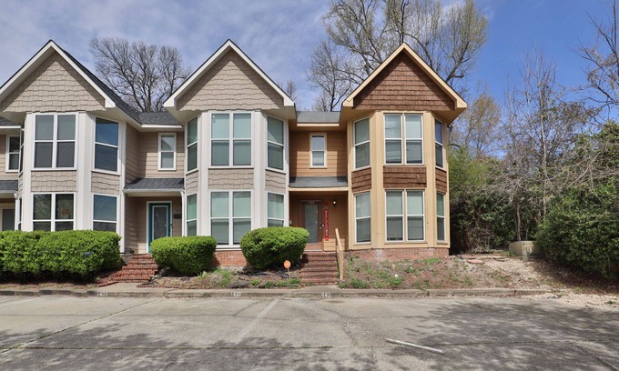 Columbus House | Midtown Townhouse - 15 mins to Ft Moore