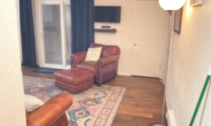 Kent Apartment | Midway to just about anything you want to see or do!