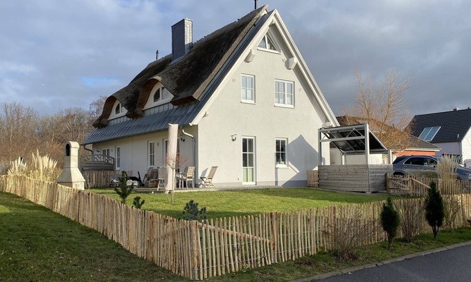 Nienhagen House | Mien Huus 2 Stylish thatched-roof vacation home in Ostseebad-Nienhagen