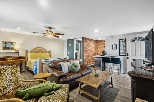 Townsite Apartment | Mile to Beach! Tiki Master Suite