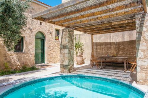 Roustika House | Milio's House
