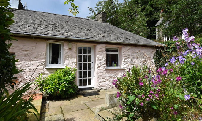 Fishguard House | MILKWOOD COTTAGE, pet friendly, country holiday cottage in Fishguard