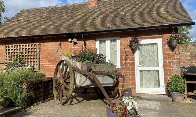 Cosford Cottage | MILL BANK COTTAGE, romantic, character holiday cottage in Pattingham