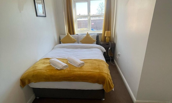Bedford House | Miller House in Great location - Sleeps 14! Perfect for contractors
