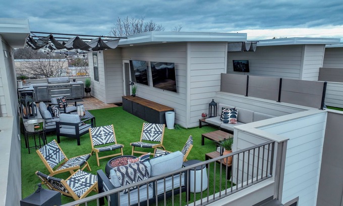Tuscaloosa House | Million Dollar Rooftop - Luxe townhouse with roof terrace, kitchen, & firepit