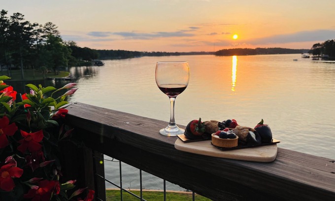 Milledgeville House | Million Dollar VIEW💦 ~ 🌟A+ Location, Deep H20, Infinity views!