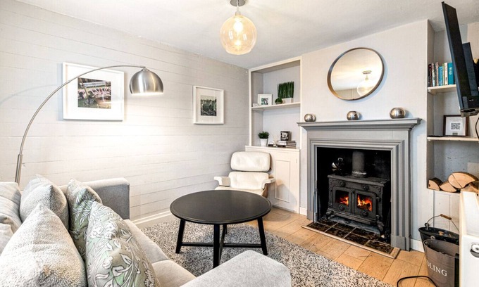 Henley House | Mills Cottage - Sleeps 4