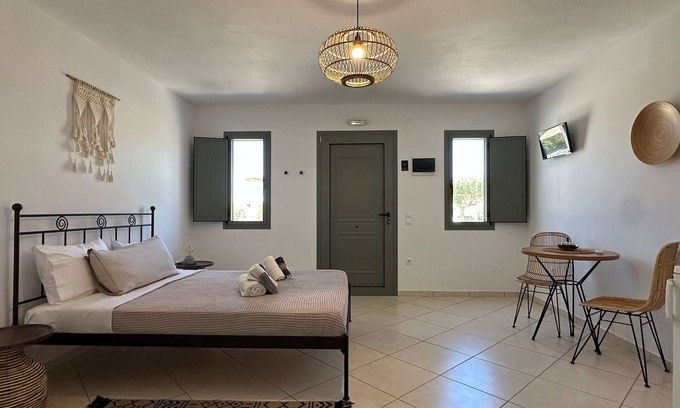 Ormos Korthiou Apartment | Milos Studio