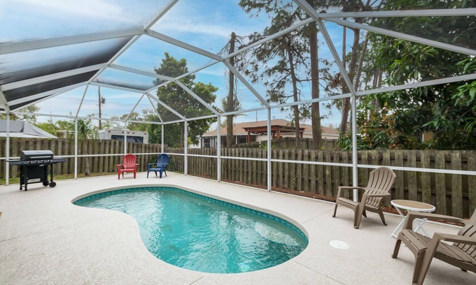 Park East House | Mini-Put-Put Green 3 Bedroom Home with a Pool by Downtown and Beaches