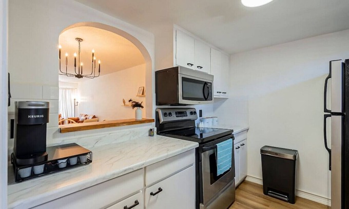 Fashion Square Apartment | Minimalist 2BR Condo 6min to Downtown Scottsdale