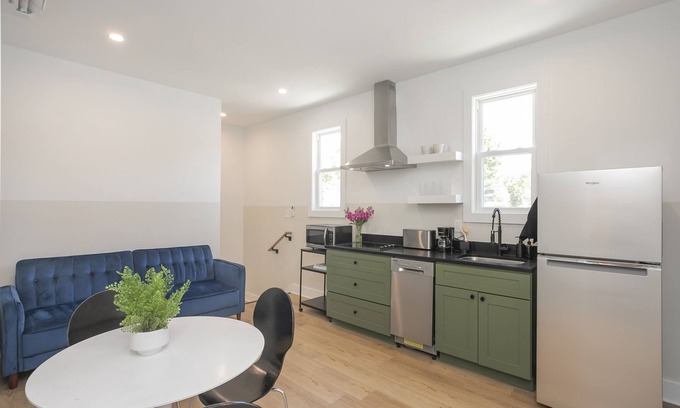 Cleveland Park Apartment | Minimalist Chic Guest House 10 mins from Broadway!