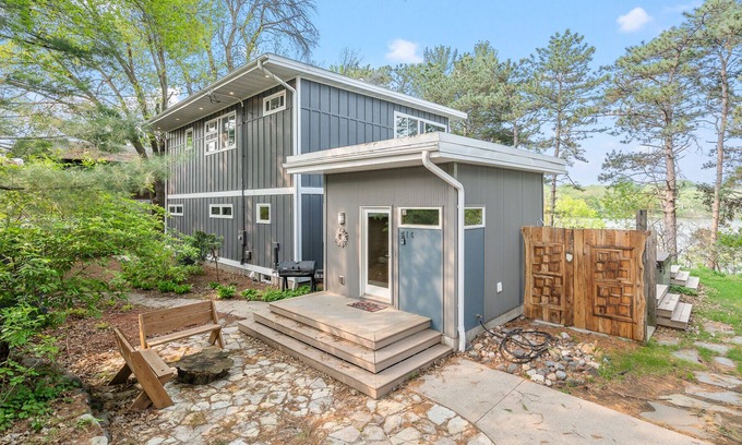 Roseville House | MINNeSTAY* Blue Heron Haven | Lake Home | Hot Tub