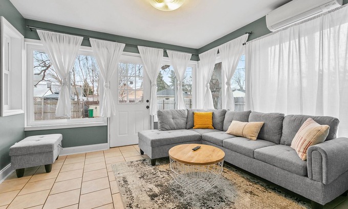 Powderhorn House | MINNeSTAY* Lyndale Pleasant Getaway