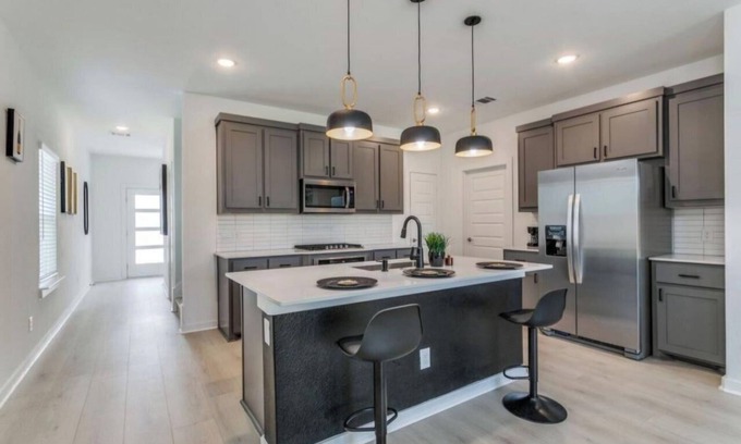 West Dallas House | Mins from Downtown, Cool Indoor Games Work Space