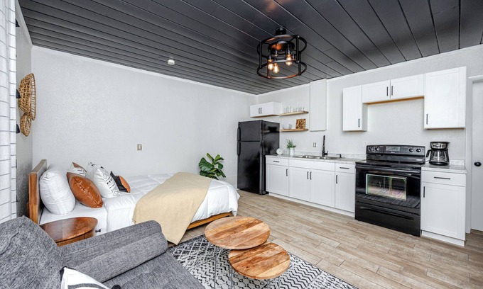 Tarpon Springs House | Mins to Beach/Private Studio House w/Yard/Walk to downtown/Free parking