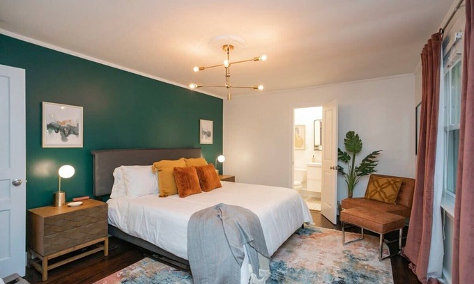 Franklin House | Mins to Downtown Franklin w/Bar