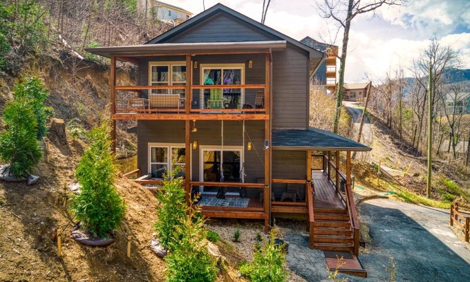 Chalet Village North Ski Chalet | Mins to Gburg Sleeps 8 Hot Tub Arcade Area Pool