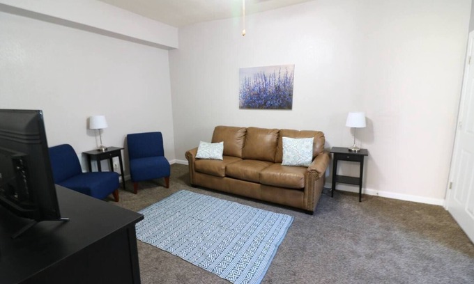 Windsor Park Apartment | Mins to mass Ave -Workspace, Smart TV & AC