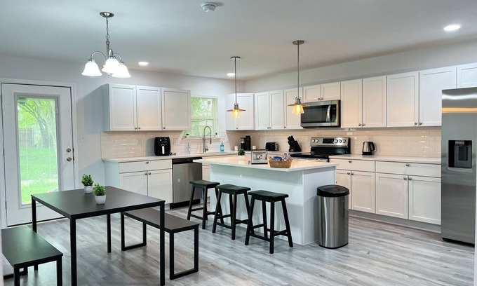 West Dallas House | Minutes away from AT&T Stadium, American Airlines, and Downtown Dallas.
