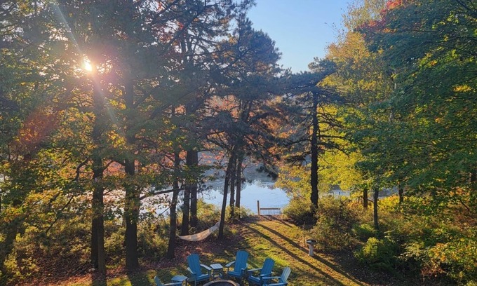 Long Pond House | Minutes from KALAHARI and CAMELBACK, nLAKEFRONT RETREAT! Sleeps10+, GameRm