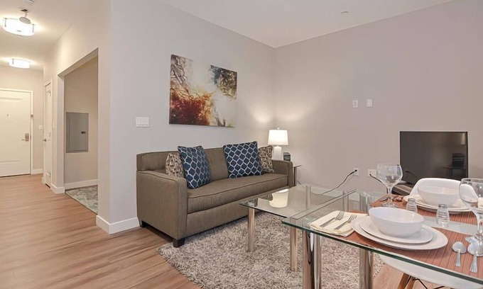 Central-Maverick Square - Paris Street Apartment | Minutes from Logan Intl Airport | Clean Studio | Gym | Indoor Pool | GLS