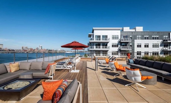 Central-Maverick Square - Paris Street Apartment | Minutes from Logan Intl Airport | Clean Studio | Gym | Indoor Pool | GLS