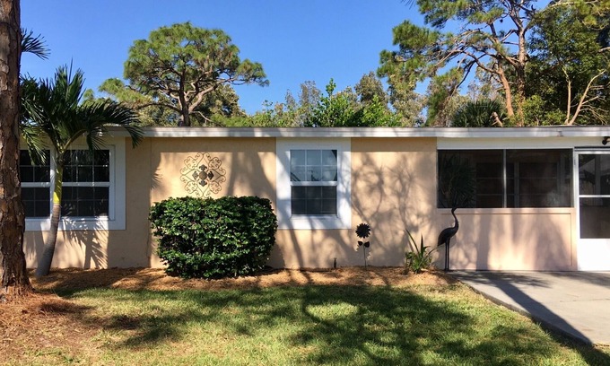 Englewood Cottage | MINUTES from MANASOTA KEY beaches! Quaint & Charming! Bird Watching!Pet Friendly