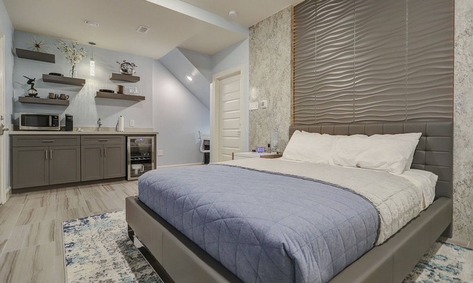 Northside House | Minutes from Sports, Concerts, Theater and Night life events