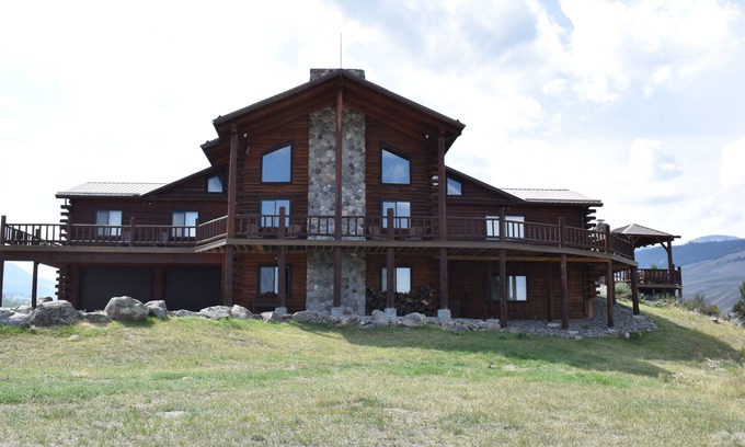 Emigrant Cabin | Minutes from Yellowstone