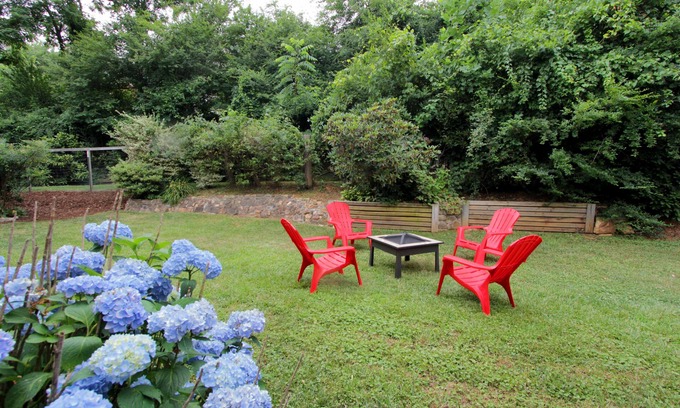 Arden House | Minutes to DT & the Outdoors w/flat, fenced backyard perfect for the pups!