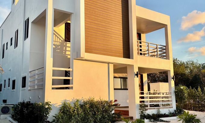 Juba Sound Villa | Minutes to Gracebay Beach, Modern 2 Bedrooms and 2 Bathrooms