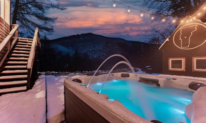 Bridgewater Corners House | Minutes to Skiing/Hot Tub/Arcades