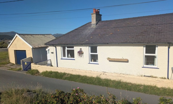 Fairbourne Cottage | MINYDON, pet friendly, character holiday cottage in Fairbourne