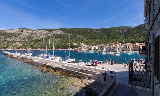 Komiza Hotel | Mira Sea Front Guesthouse