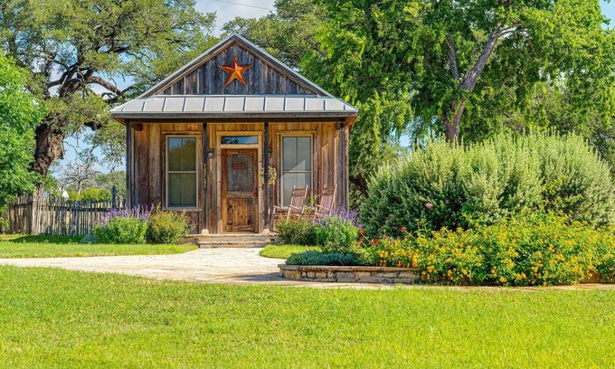 Fredericksburg House | Miss Thelma's | Cozy Country Retreat