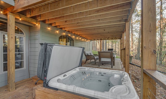 Tougaloo Cabin | Mississippi Retreat w/Hot Tub, Deck & Lake Views!