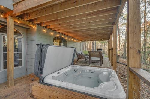 Tougaloo House | Mississippi Retreat with Hot Tub, Deck and Lake Views!